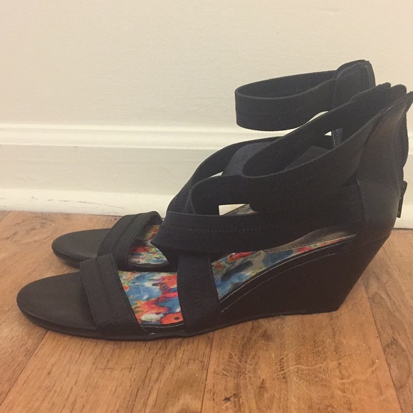 Madden Girl Black wedges - Picture 2 of 4